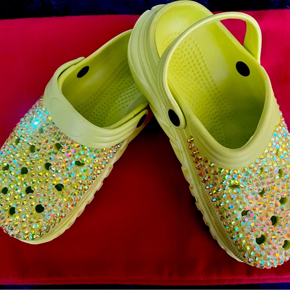 Sandals embellished size 8 💚